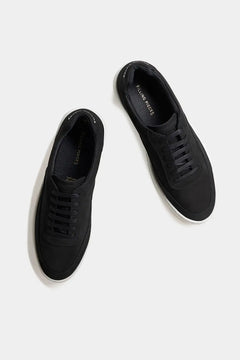 czarne sneakersy męskie z białą podeszwą, minimalistyczny design, moda streetwear