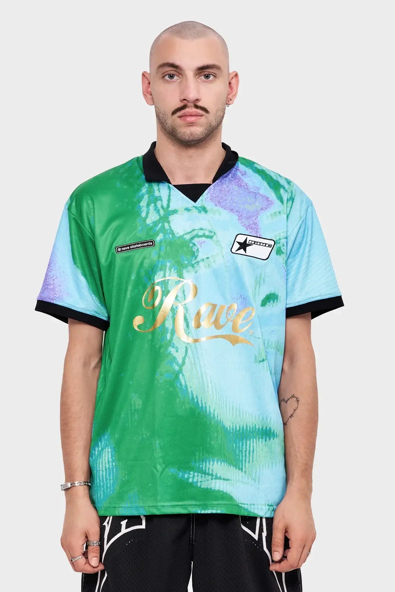 Mężczyzna w kolorowej koszulce Rave z nadrukiem i krótkimi rękawami, styl streetwear
