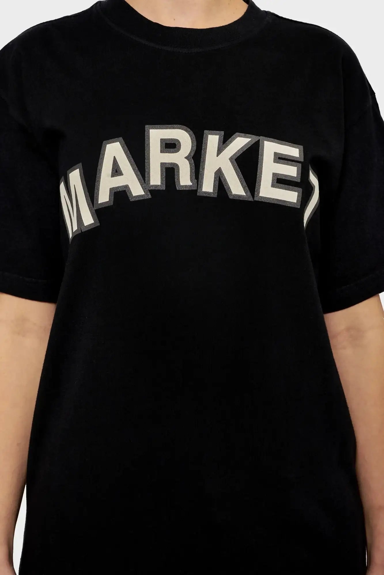 Czarny t-shirt z napisem MARKET, modne ubranie streetwear, duże litery na klatce piersiowej