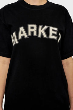 Czarny t-shirt z napisem MARKET, modne ubranie streetwear, duże litery na klatce piersiowej