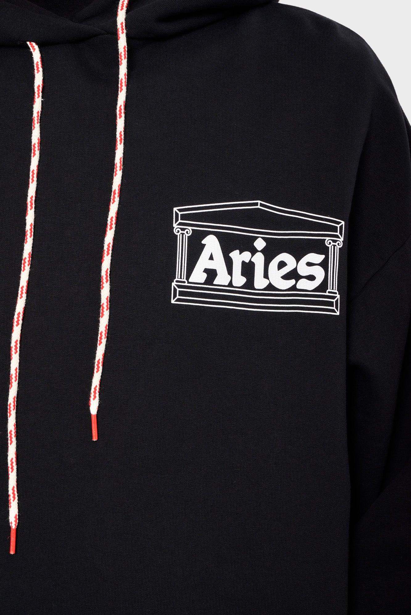 Czarna bluza z kapturem, białe sznurki, logo Aries na piersi