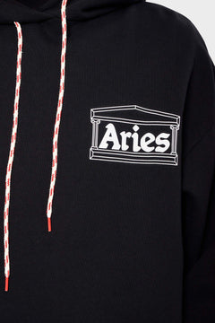 Czarna bluza z kapturem, białe sznurki, logo Aries na piersi