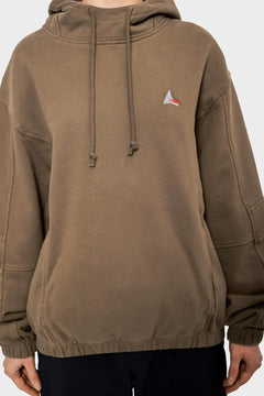 Brązowa bluza z kapturem, logo ROA, długie rękawy, minimalistyczny styl streetwear