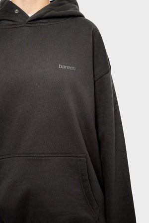 Czarna bluza z kapturem, kieszenią kangurką i logo bareen, modna odzież streetwear