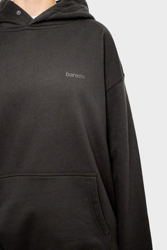 Czarna bluza z kapturem, kieszenią kangurką i logo bareen, modna odzież streetwear