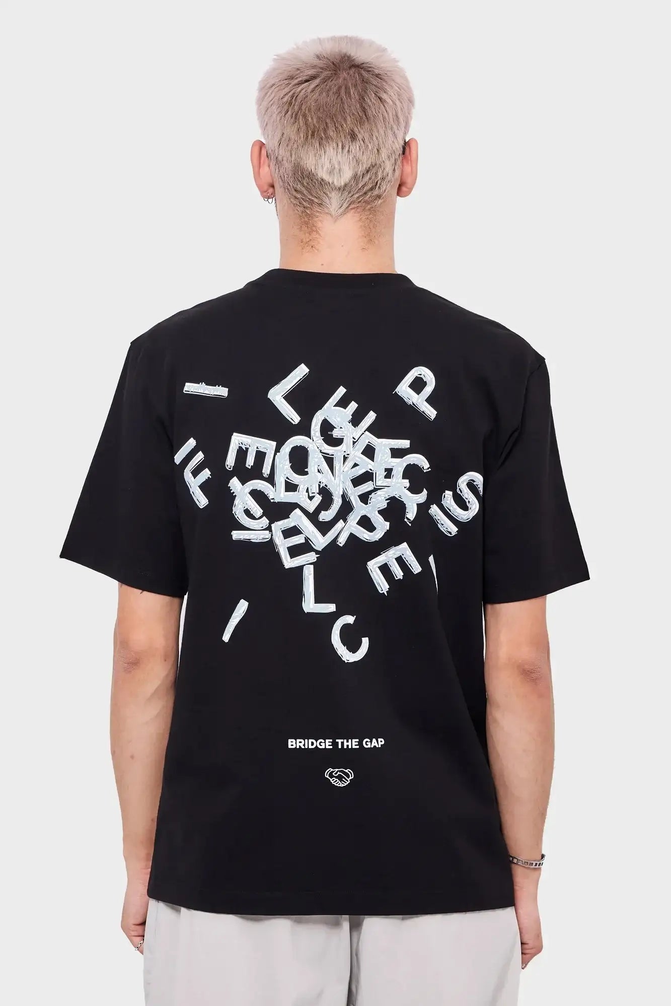Czarna koszulka z białym nadrukiem z literami i napisem BRIDGE THE GAP na plecach, moda streetwear