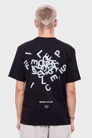 Czarna koszulka z białym nadrukiem z literami i napisem BRIDGE THE GAP na plecach, moda streetwear