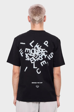 Czarna koszulka z białym nadrukiem z literami i napisem BRIDGE THE GAP na plecach, moda streetwear