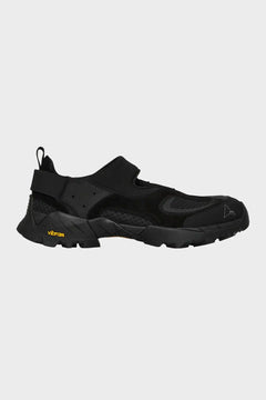 czarny sneaker męski z podeszwą Vibram, nowoczesny design, boczny widok na białym tle