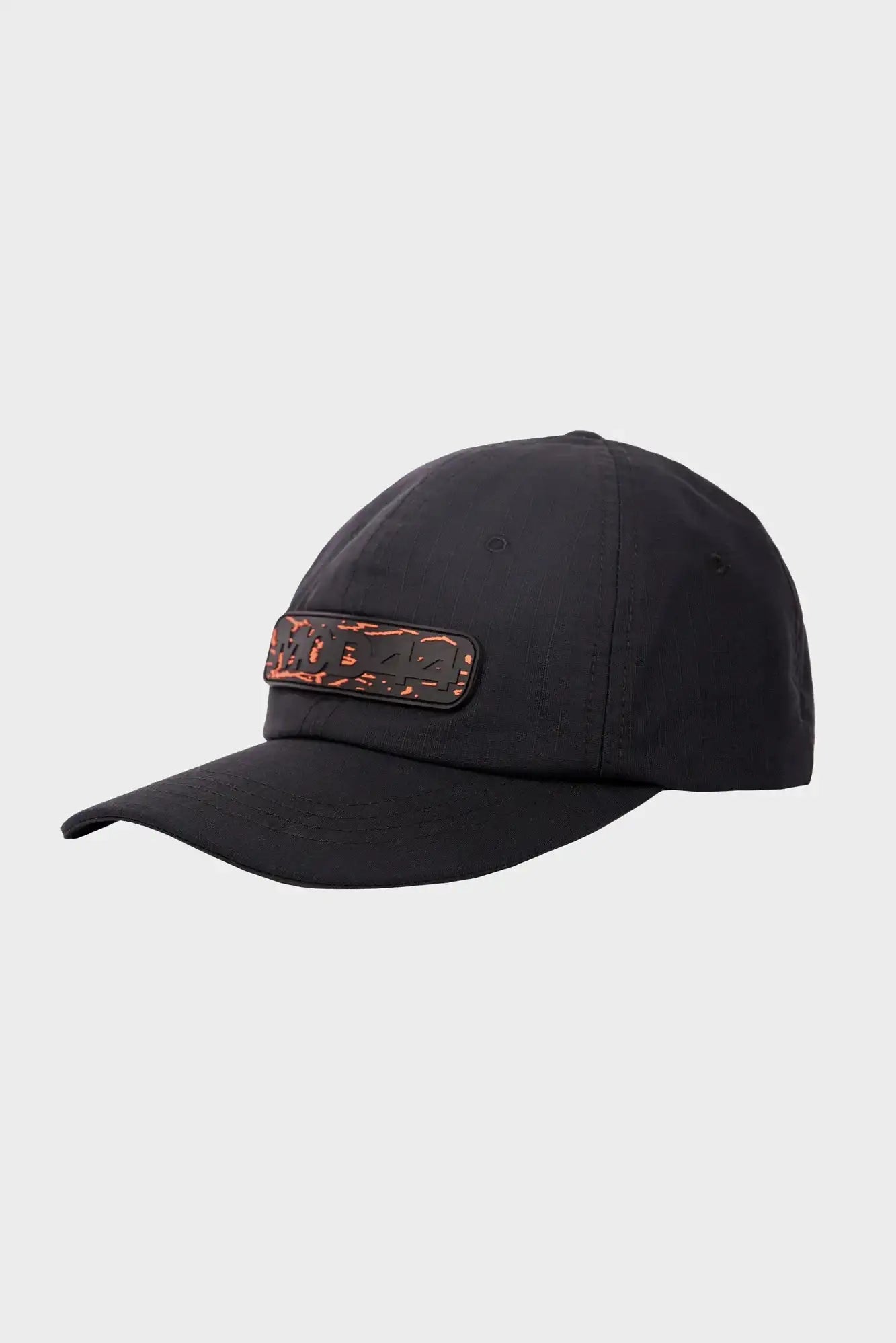 Czarna czapka z daszkiem z naszywką MOD44, nowoczesny streetwear, minimalistyczny styl