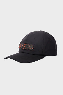 Czarna czapka z daszkiem z naszywką MOD44, nowoczesny streetwear, minimalistyczny styl