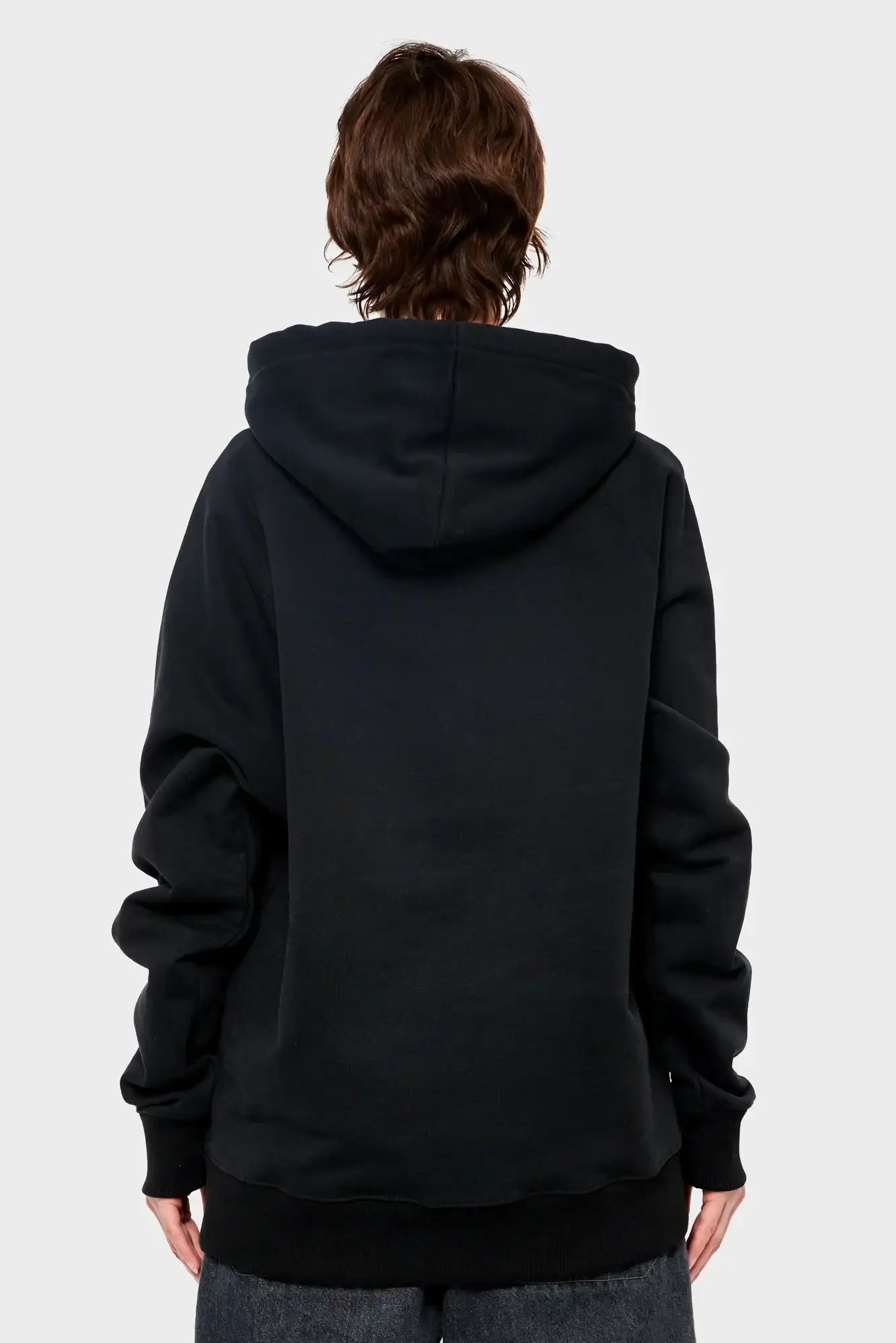 Czarna bluza z kapturem, widok z tyłu, streetwear męski, minimalistyczny styl