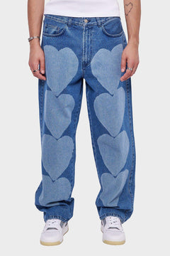 Luźne jeansy niebieskie z dużymi wzorami serc, styl streetwear, męska moda