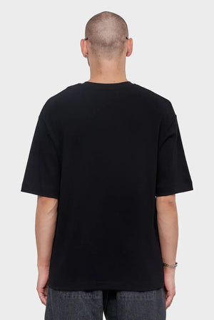 Mężczyzna w czarnym t-shircie, widok z tyłu, prosta stylizacja, moda streetwear