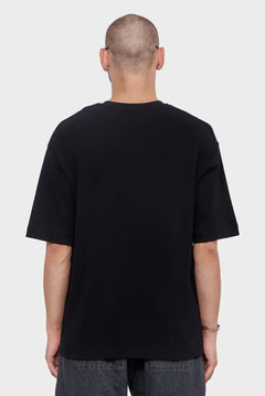 Mężczyzna w czarnym t-shircie, widok z tyłu, prosta stylizacja, moda streetwear