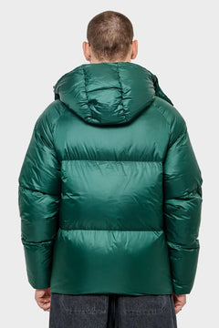 Zielona puchowa kurtka zimowa z kapturem, widok z tyłu, męska odzież streetwear