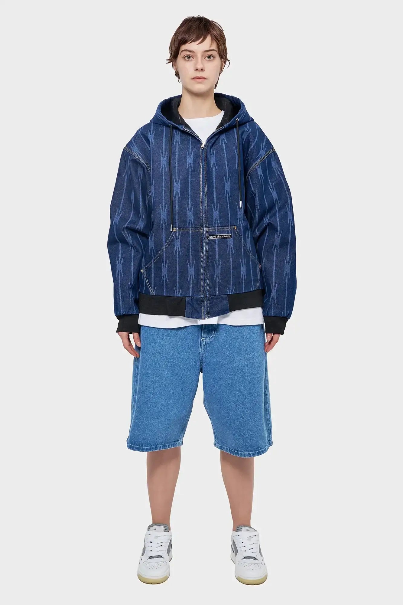Osoba w dżinsowej bluzie z kapturem i szerokich szortach jeansowych, styl streetwear