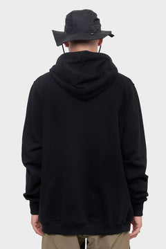 Czarna bluza z kapturem i czarny kapelusz typu bucket hat, widok od tyłu