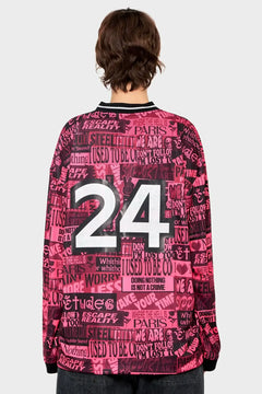 Różowa bluza z nadrukiem numeru 24 i czarnymi napisami, modna odzież streetwear, widok z tyłu.