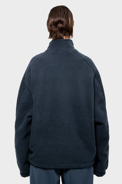Ciemnogranatowa bluza polarowa oversize z długim rękawem, widok od tyłu