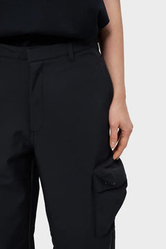Czarne spodnie cargo z boczną kieszenią, nowoczesny fason, odzież streetwear
