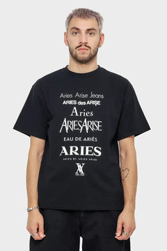 Mężczyzna w czarnej koszulce Aries z białym nadrukiem tekstowym, styl streetwear