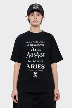 Osoba w czarnej koszulce i czapce z białym nadrukiem Aries, moda streetwear unisex