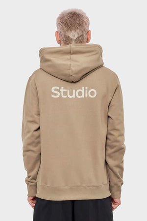 Beżowa bluza z kapturem Studio, widok od tyłu, minimalistyczna odzież streetwear