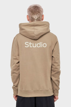 Beżowa bluza z kapturem Studio, widok od tyłu, minimalistyczna odzież streetwear