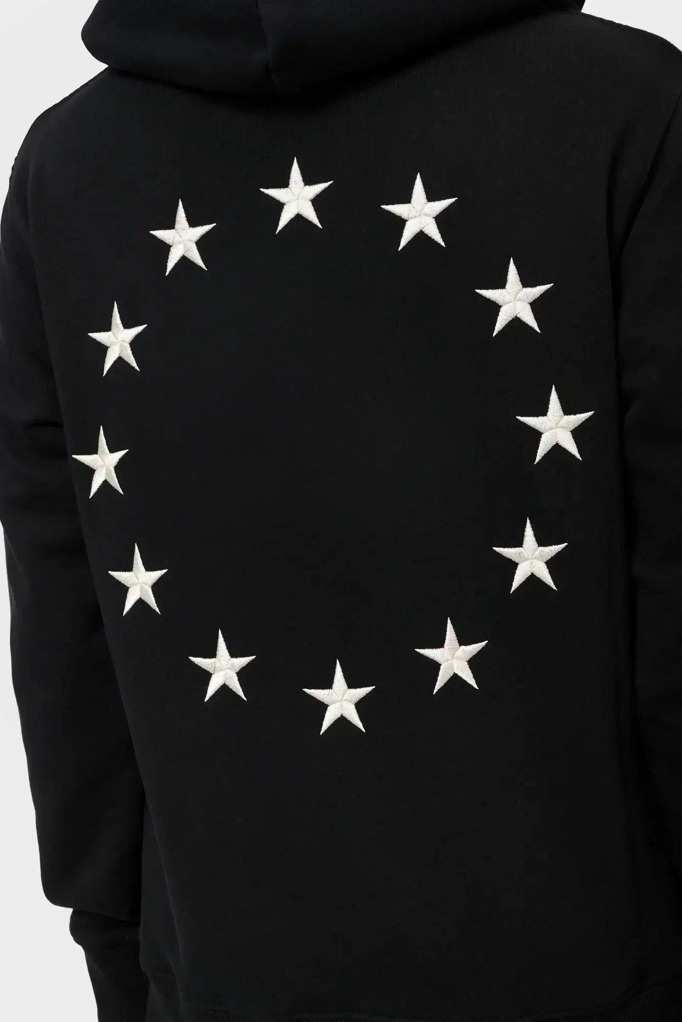 Czarna bluza z kapturem, haftowane białe gwiazdy w okręgu na plecach, moda streetwear