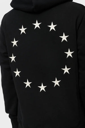 Czarna bluza z kapturem, haftowane białe gwiazdy w okręgu na plecach, moda streetwear