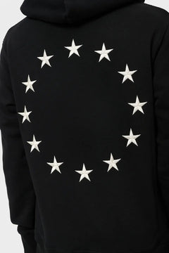 Czarna bluza z kapturem, haftowane białe gwiazdy w okręgu na plecach, moda streetwear
