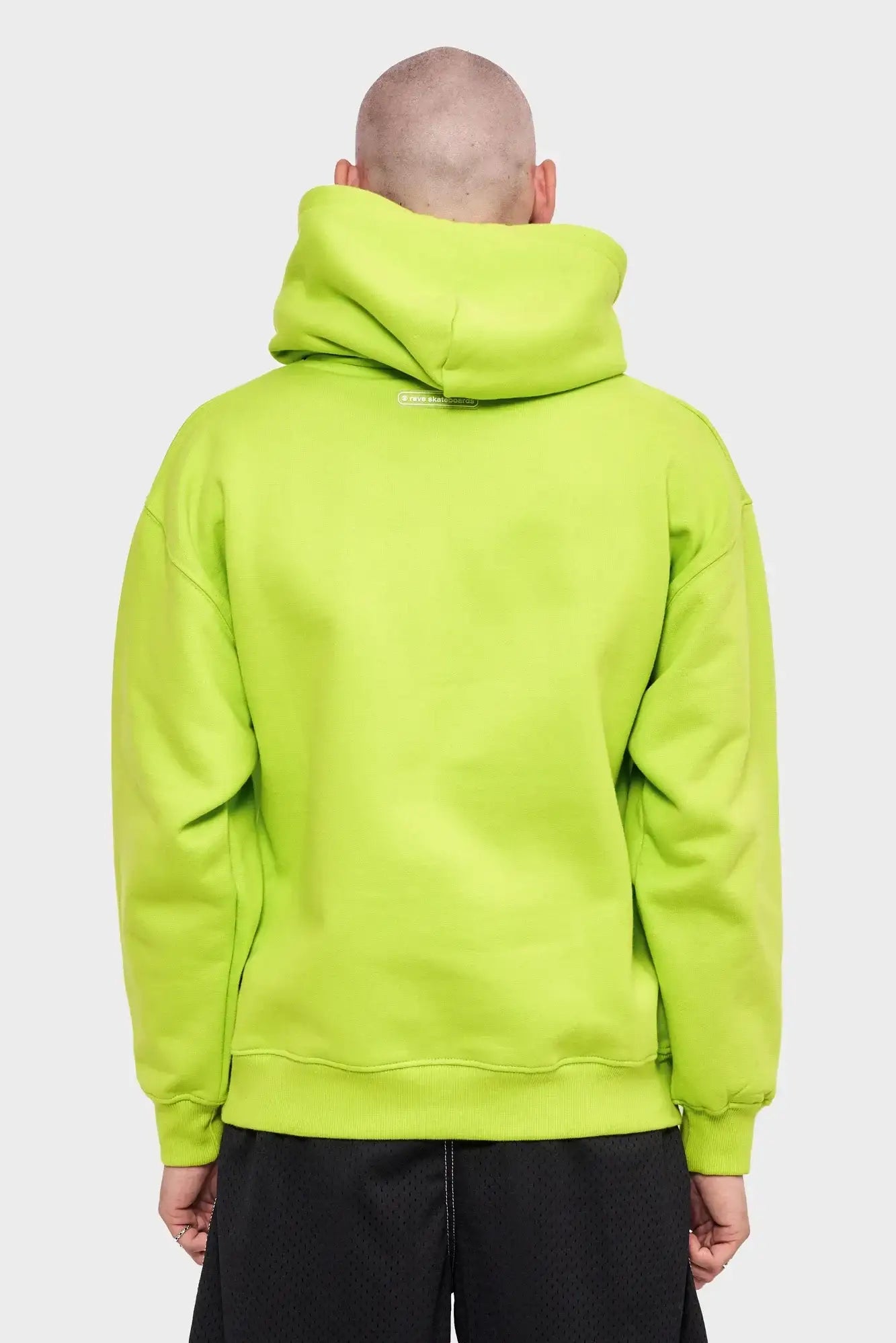 Męska bluza z kapturem w kolorze neonowej limonki, widok od tyłu, minimalistyczny design