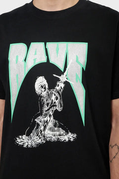 Czarna koszulka z grafiką osoby trzymającej miecz, napis RAVE w stylu retro, moda streetwear.