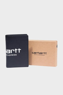 Czarny portfel Carhartt WIP z logo, obok brązowe pudełko na jasnym tle
