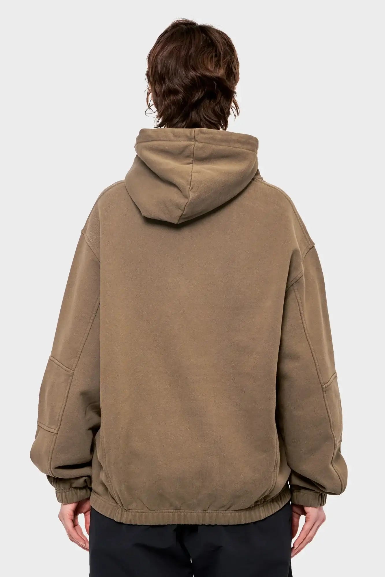 Beżowa bluza z kapturem oversize, widok z tyłu, styl streetwear