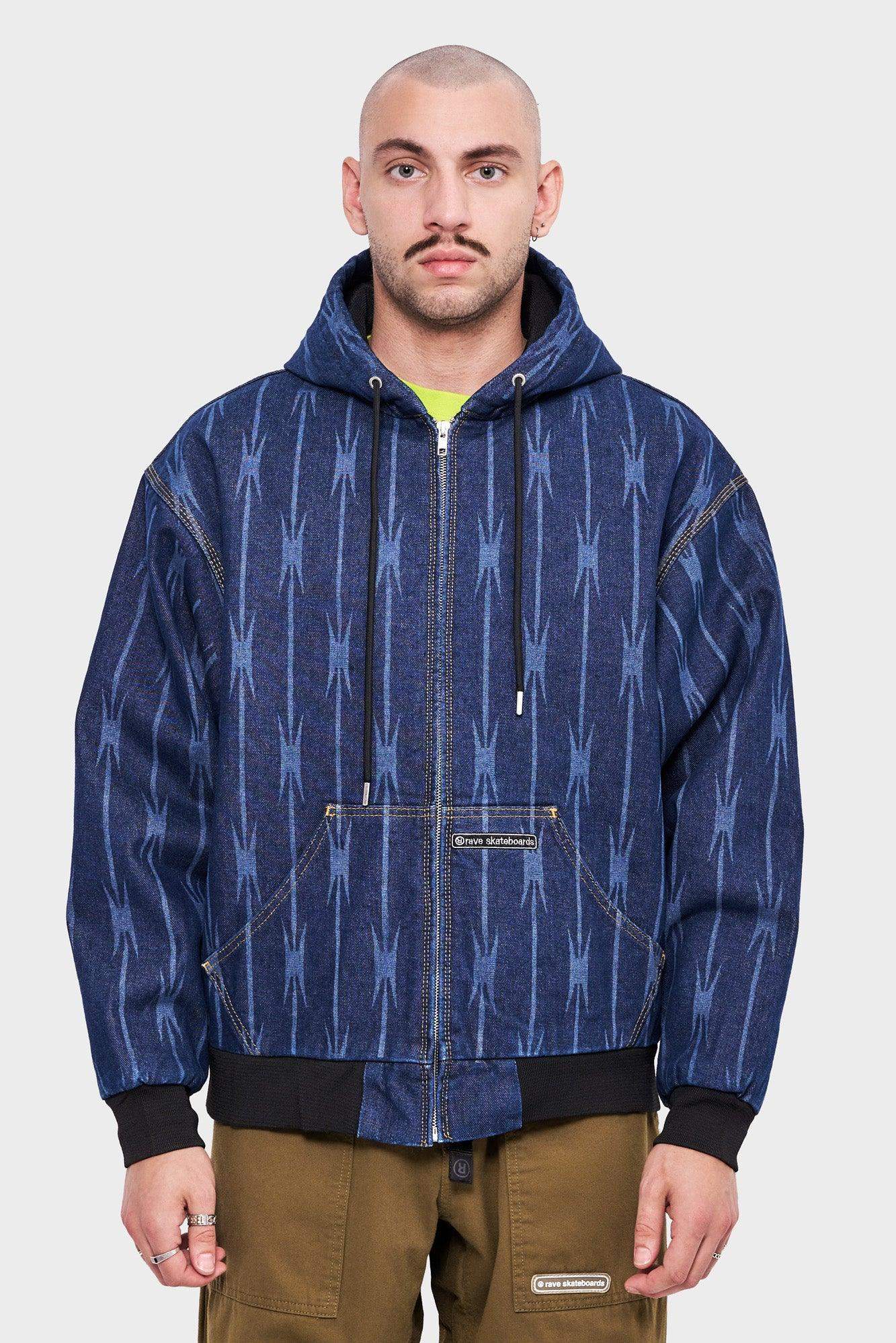 Mężczyzna w niebieskiej kurtce jeansowej z kapturem, wzór geometryczny, moda streetwear