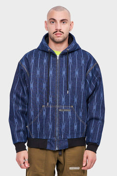 Mężczyzna w niebieskiej kurtce jeansowej z kapturem, wzór geometryczny, moda streetwear