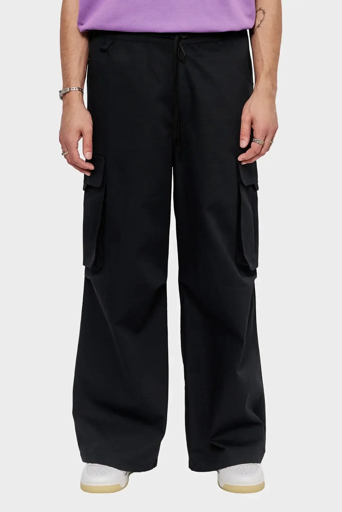 Czarne, szerokie spodnie cargo męskie z kieszeniami, styl streetwear