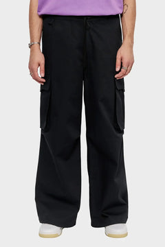 Czarne, szerokie spodnie cargo męskie z kieszeniami, styl streetwear