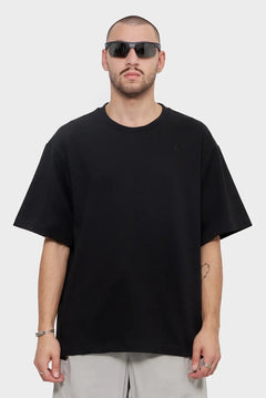 Mężczyzna w czarnej oversize koszulce i okularach przeciwsłonecznych, moda streetwear