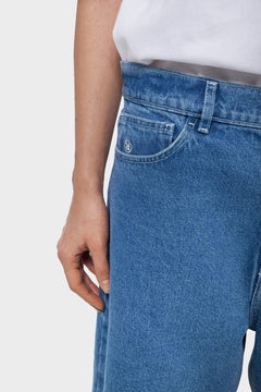 Niebieskie dżinsy, kieszeń z białym haftem, biała koszulka, minimalistyczna moda