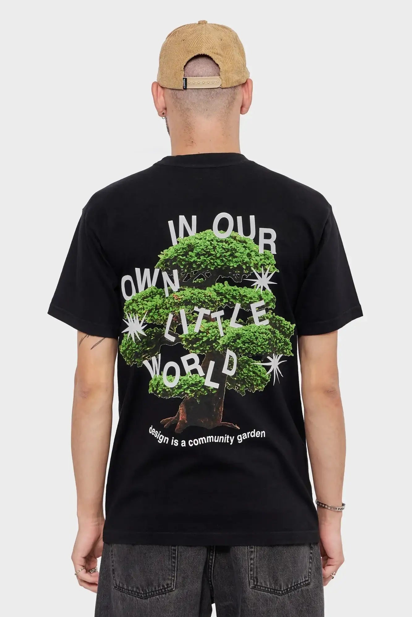 Czarna koszulka z nadrukiem drzewa bonsai i napisem, męska moda streetwear, widok od tyłu