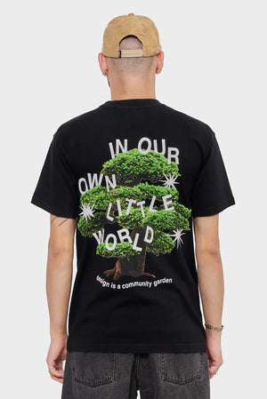Czarna koszulka z nadrukiem drzewa bonsai i napisem, męska moda streetwear, widok od tyłu
