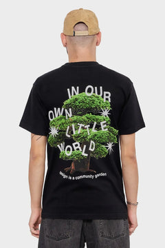 Czarna koszulka z nadrukiem drzewa bonsai i napisem, męska moda streetwear, widok od tyłu