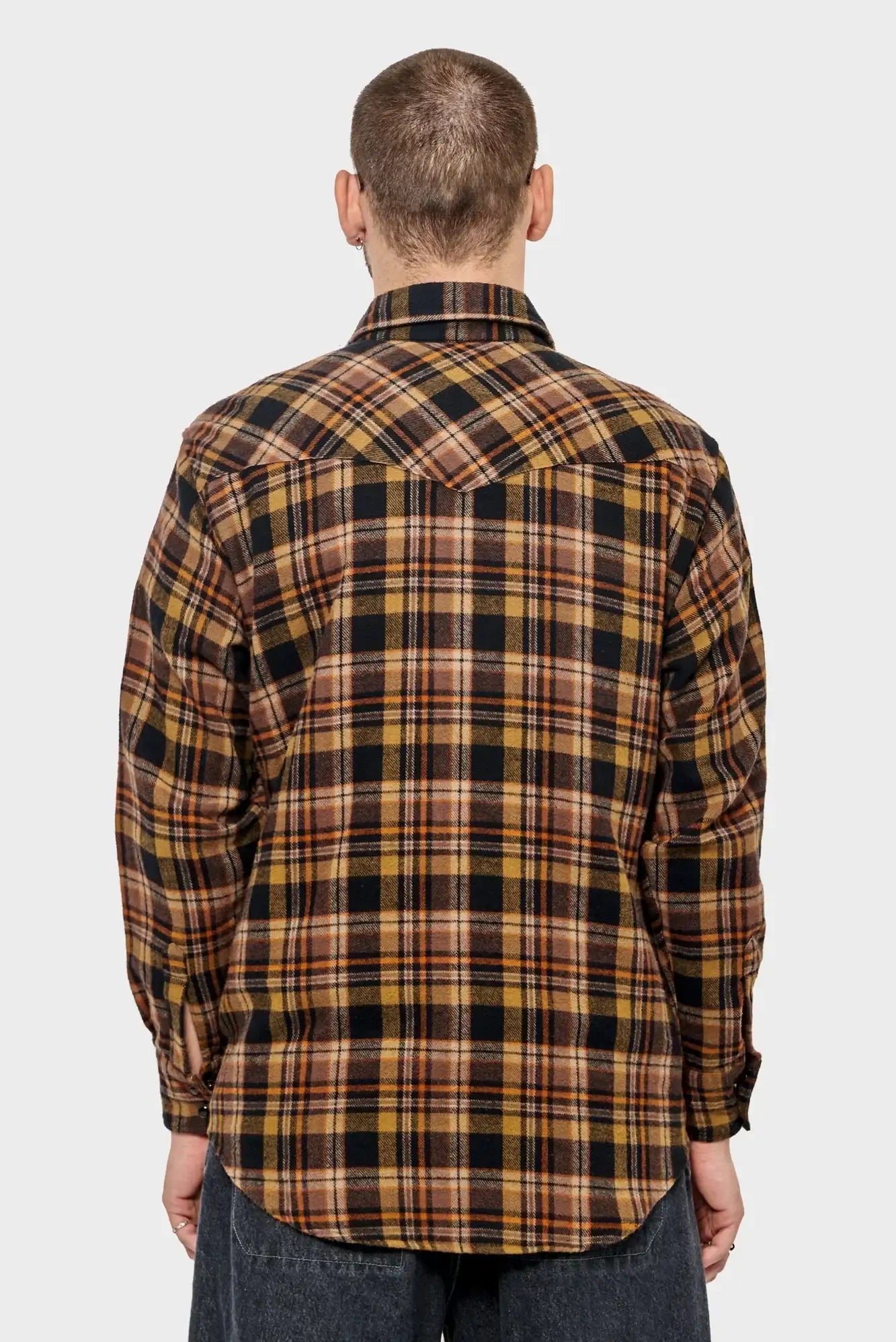 Męska koszula flanelowa w brązową kratę, widok od tyłu, długi rękaw, casualowy styl