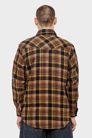 Męska koszula flanelowa w brązową kratę, widok od tyłu, długi rękaw, casualowy styl