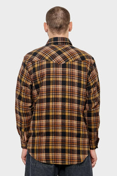 Męska koszula flanelowa w brązową kratę, widok od tyłu, długi rękaw, casualowy styl