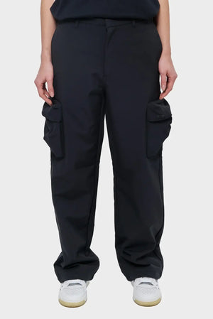 Czarne spodnie cargo z dużymi kieszeniami, prosty krój, na modelu, styl streetwear