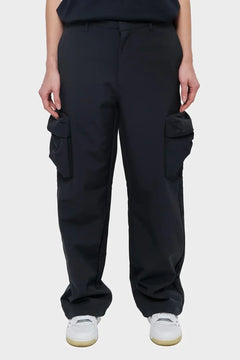Czarne spodnie cargo z dużymi kieszeniami, prosty krój, na modelu, styl streetwear